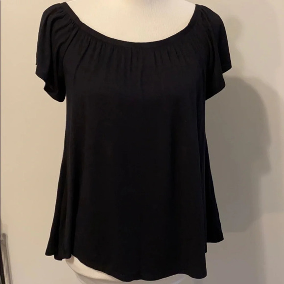 •Socialite• On/off shoulder black tee - so cute💕 - Picture 1 of 8